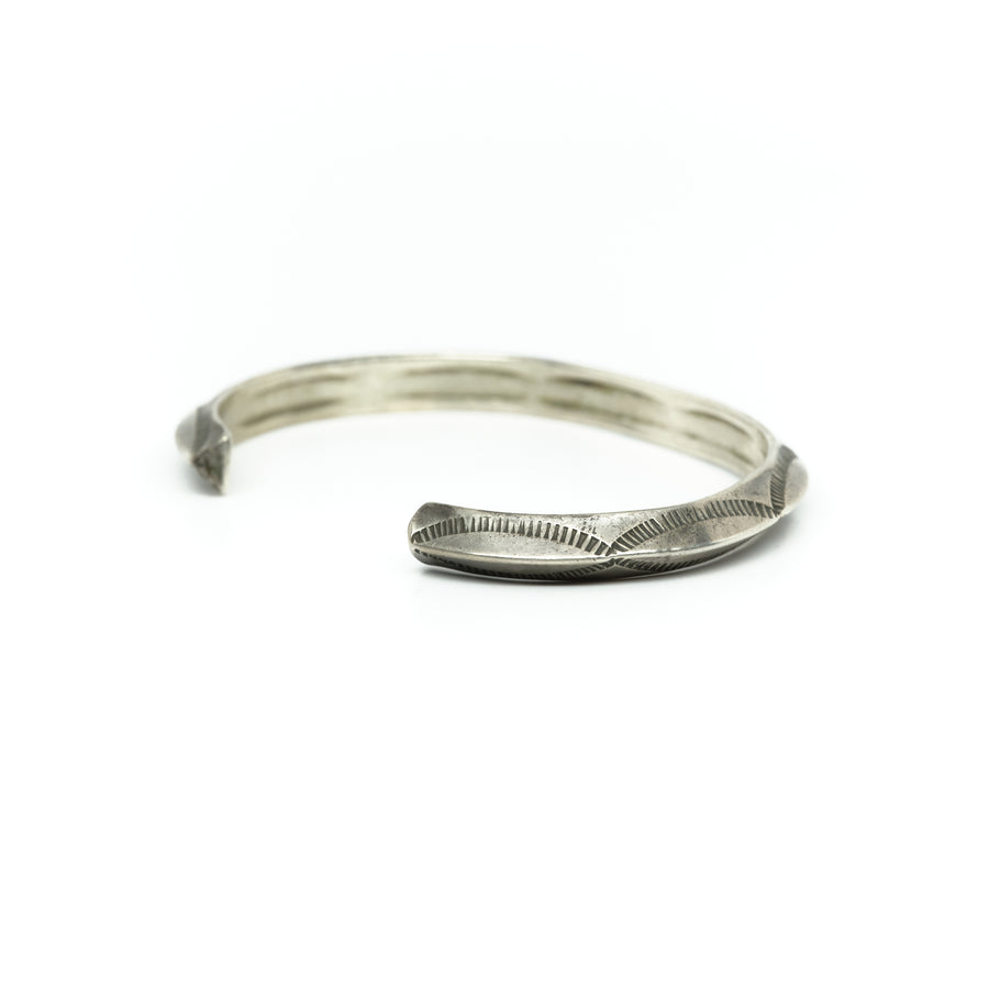 1940s CARINATED WIRE BANGLE